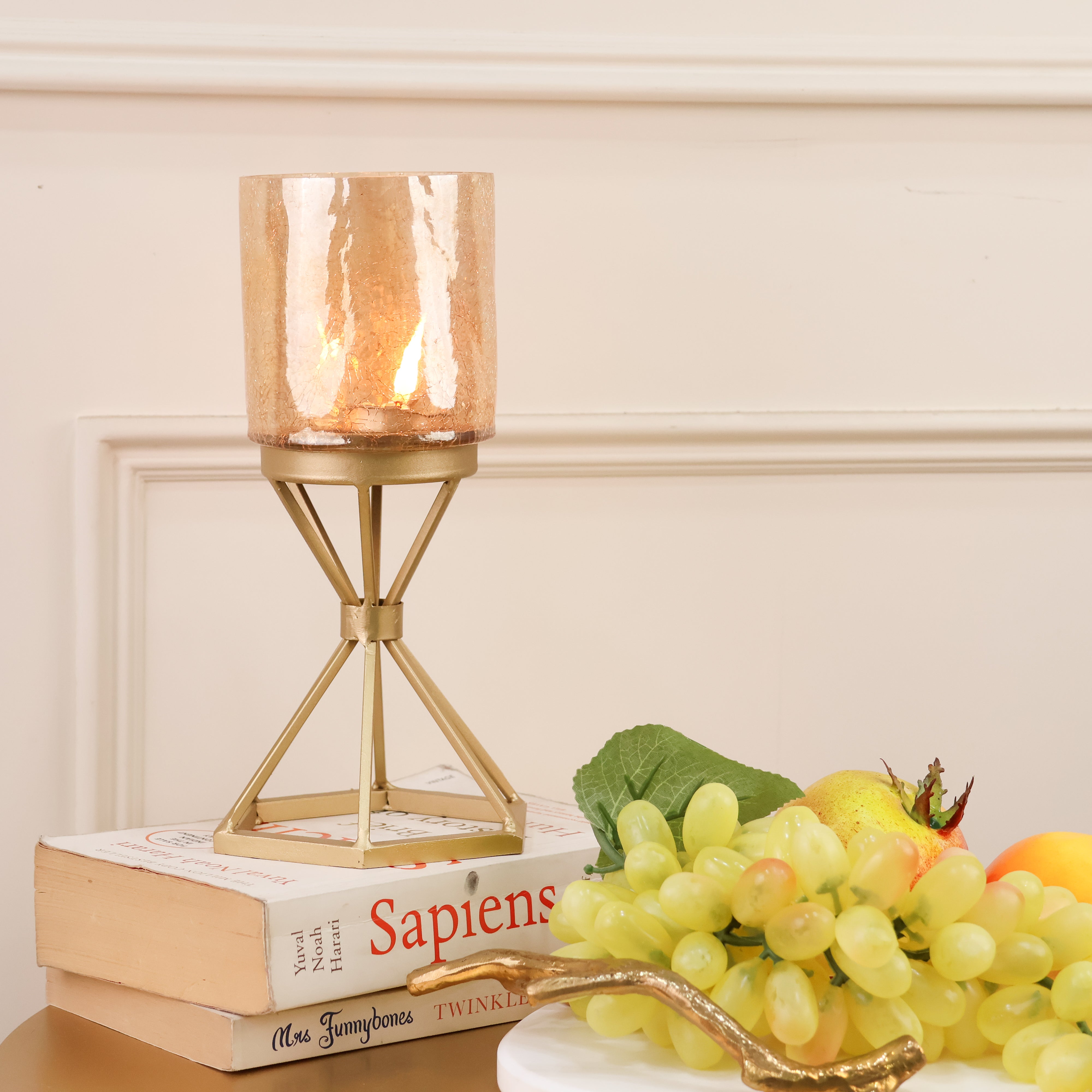 Candle holder with geometric metal base in gold finish