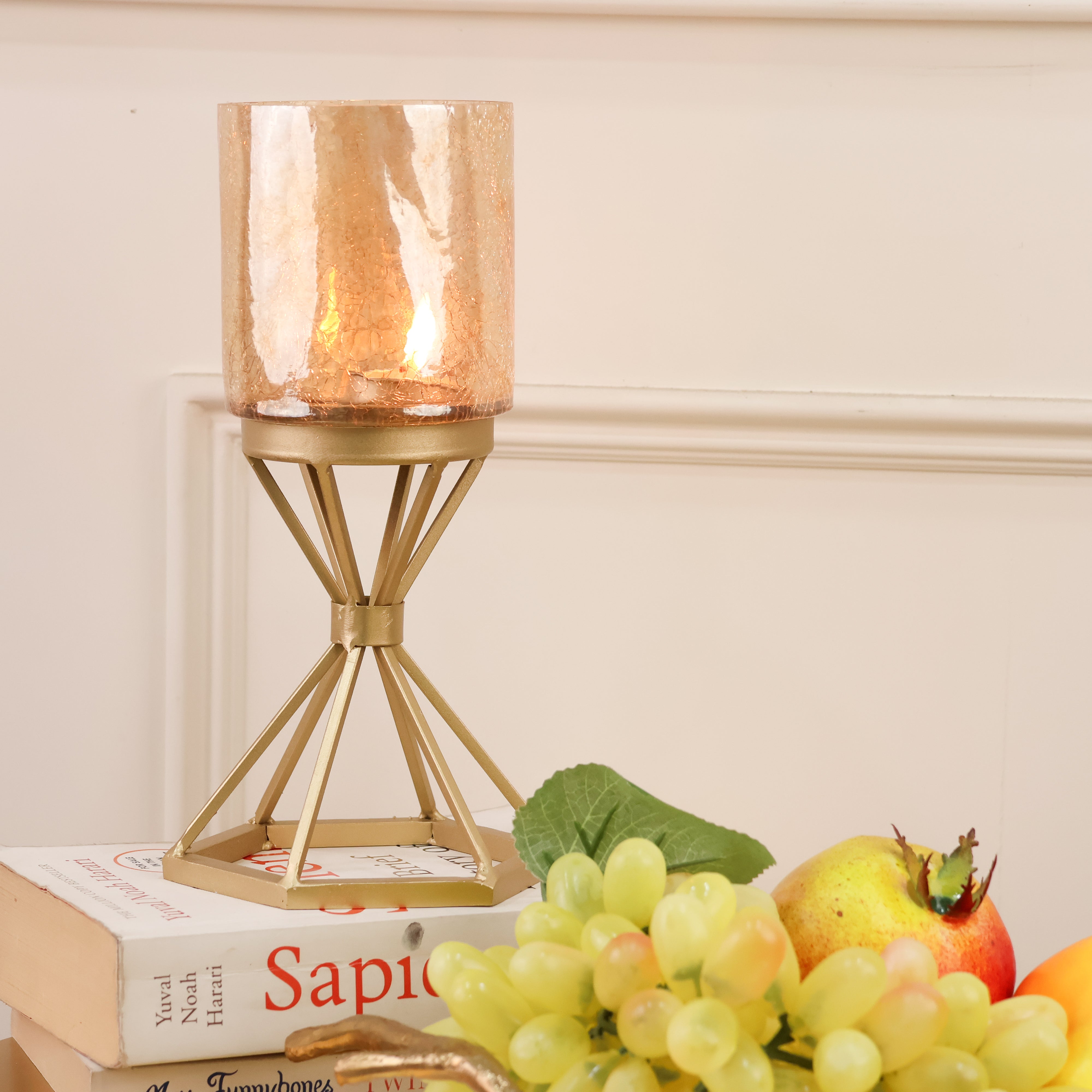 Candle holder with geometric metal base in gold finish