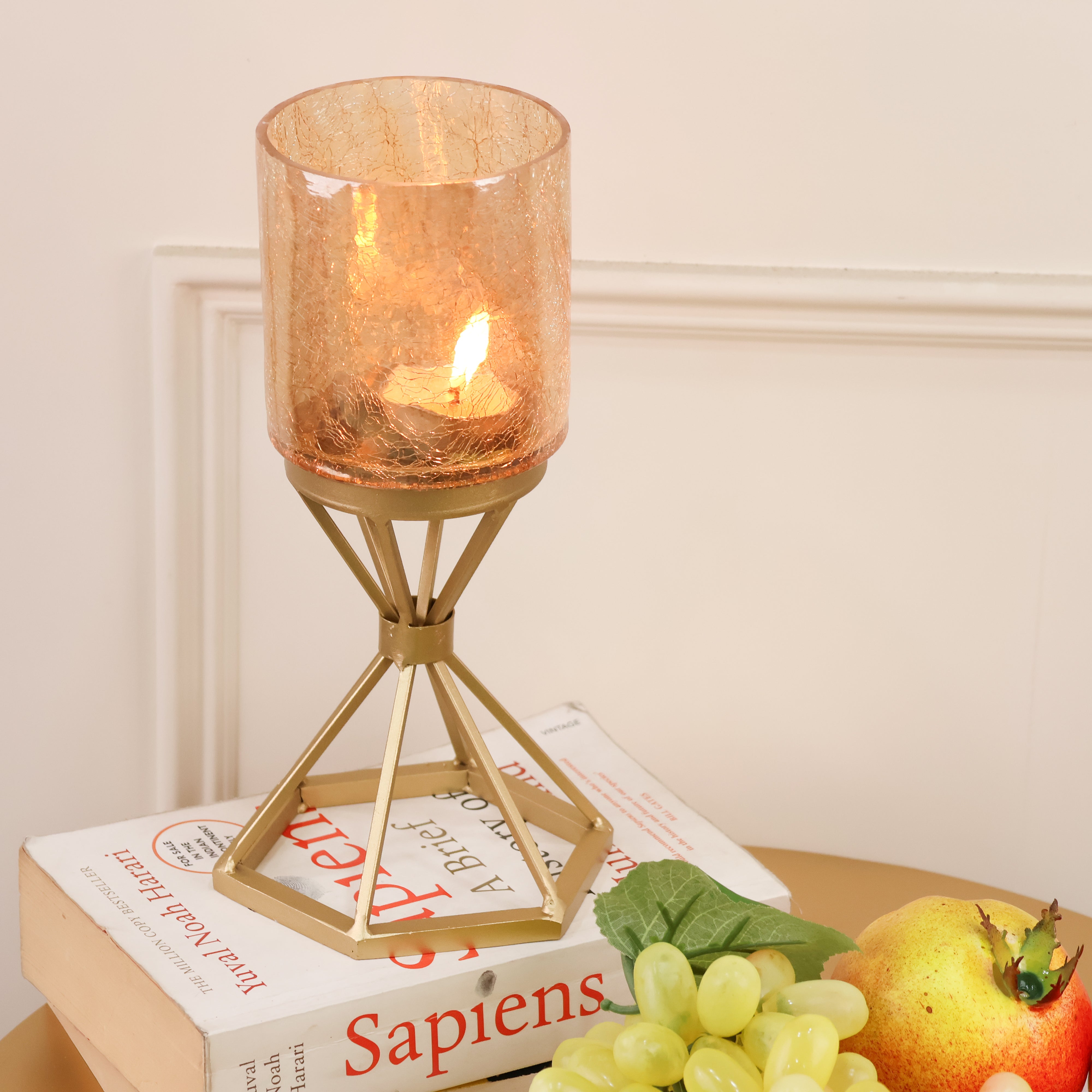 Candle holder with geometric metal base in gold finish